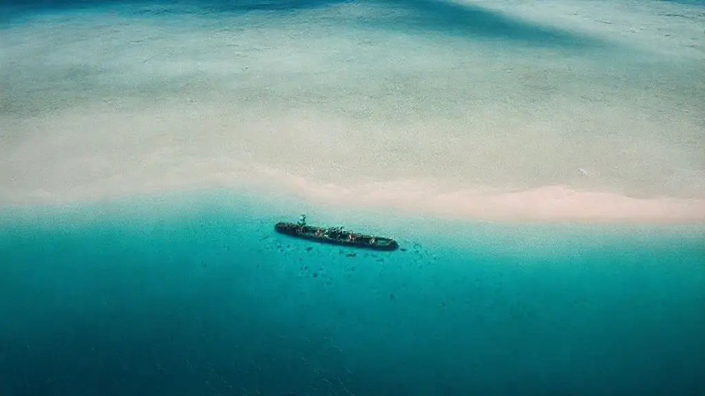 숨겨진 함정: 얕은 수심과 거대한 해일