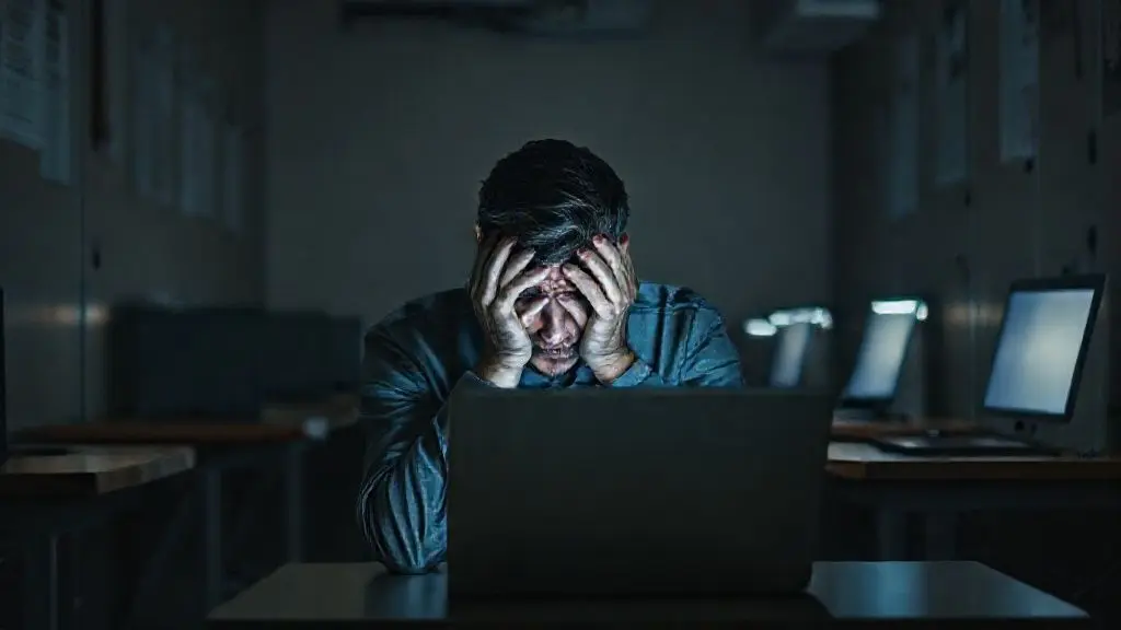 2. 생존 절벽에 내몰린 전문가들: 고정비와 마케팅의 늪