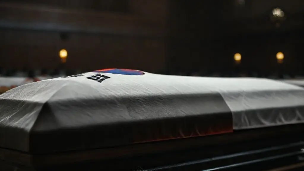 태극기 옆 나치 부역 깃발? 한 청년의 비극이 드러낸 진실