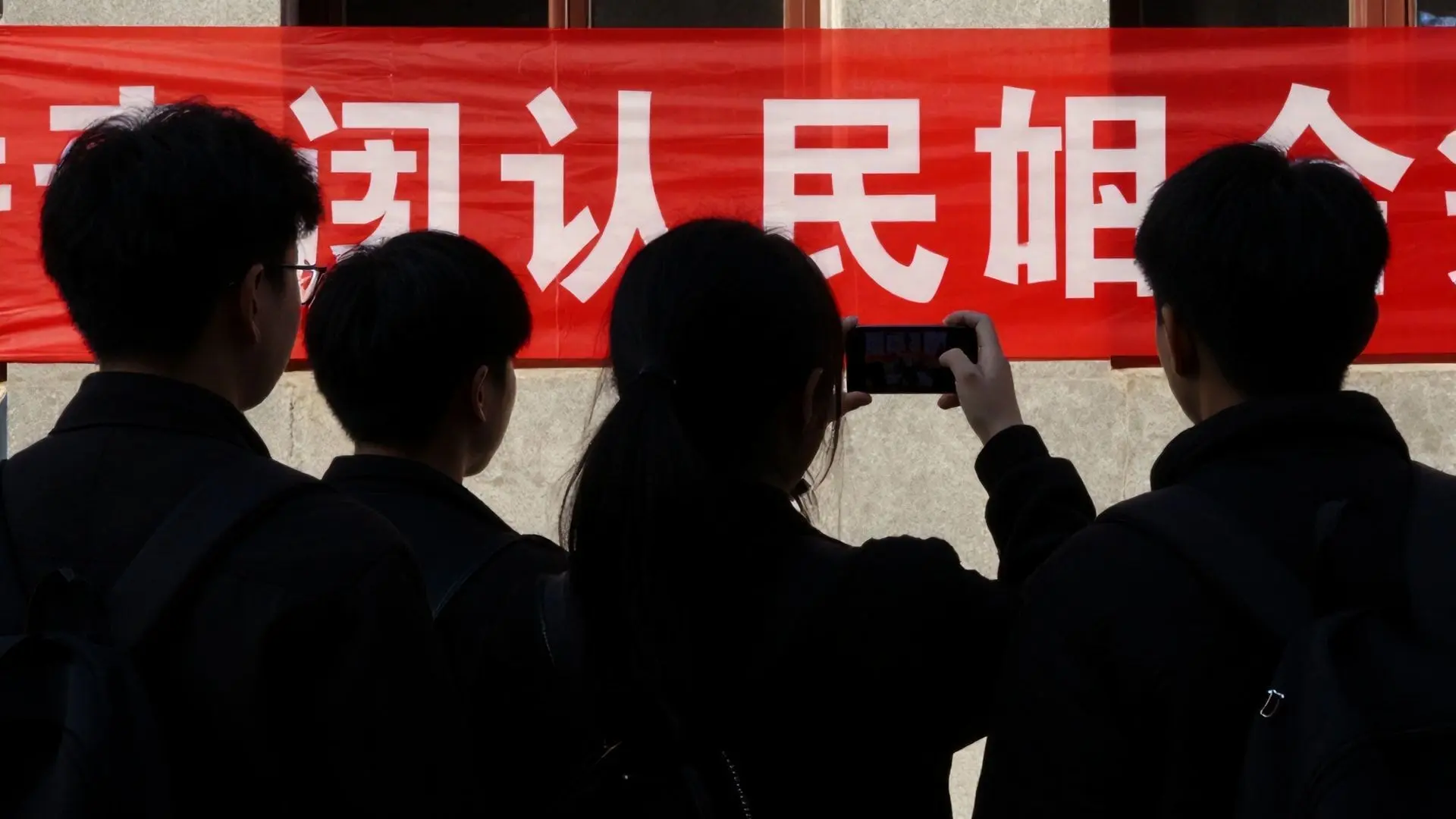 침묵 속에 피어나는, 은밀한 저항의 몸짓