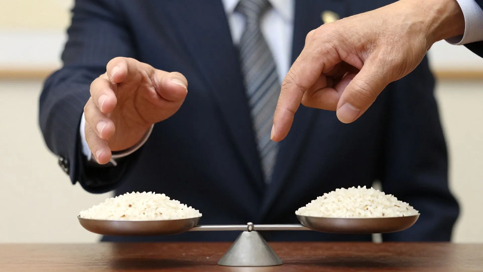 정부 개입을 꺼리는 신임 장관과 유통 독점의 그림자