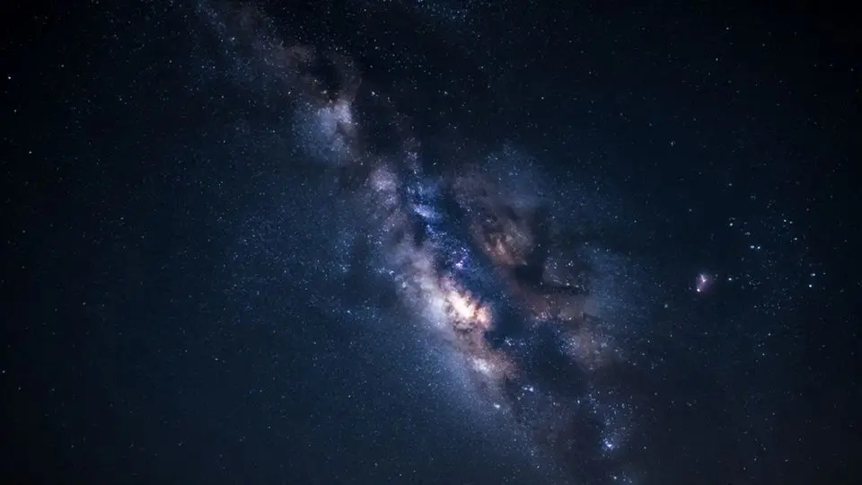 우리가 밤하늘을 올려다볼 때, 반짝이는 별들과 은하들 너머에는 어떤 비밀이 숨겨져 있을까요?