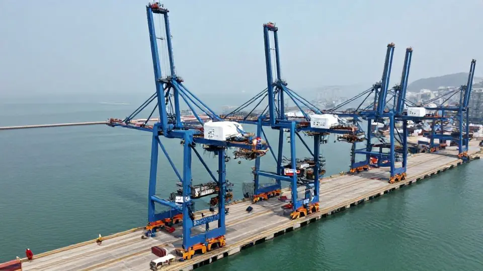 밀착된 경제협력의 그림자