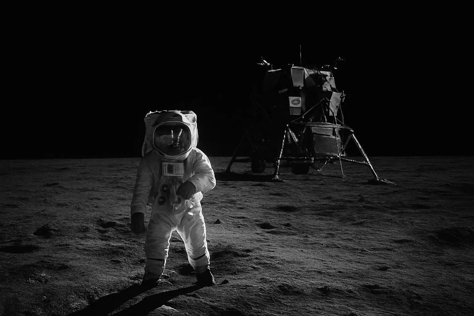 우주 사진 속 별들은 어디로 사라졌을까? 달 착륙 사진의 미스터리