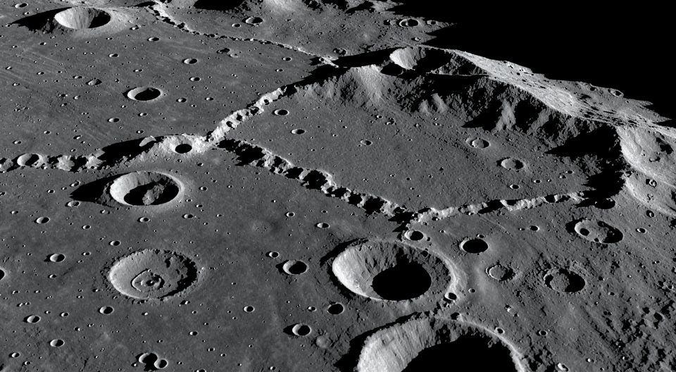 📝 달 뒷면의 신비로운 지형 포착